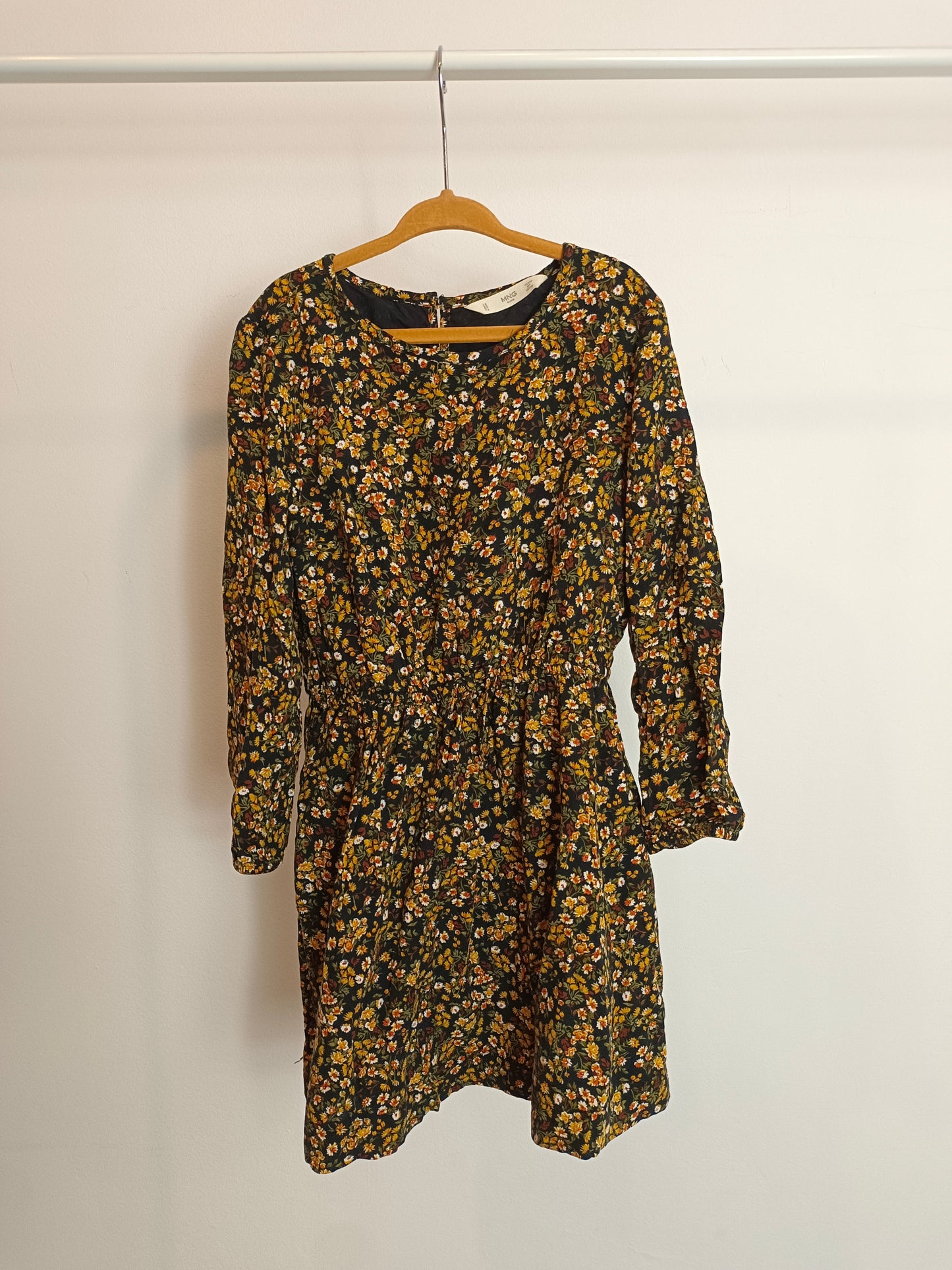 MANGO. Vestido negro florecitas T.6-7 años