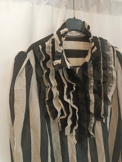 ZARA. Black and white striped blouse Ts