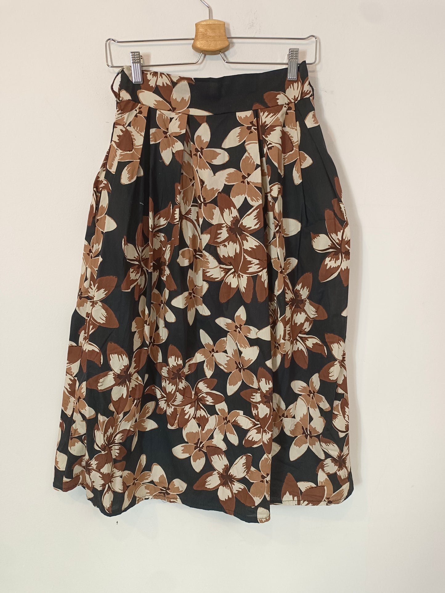 OTRAS. falda negra flores TU(S)