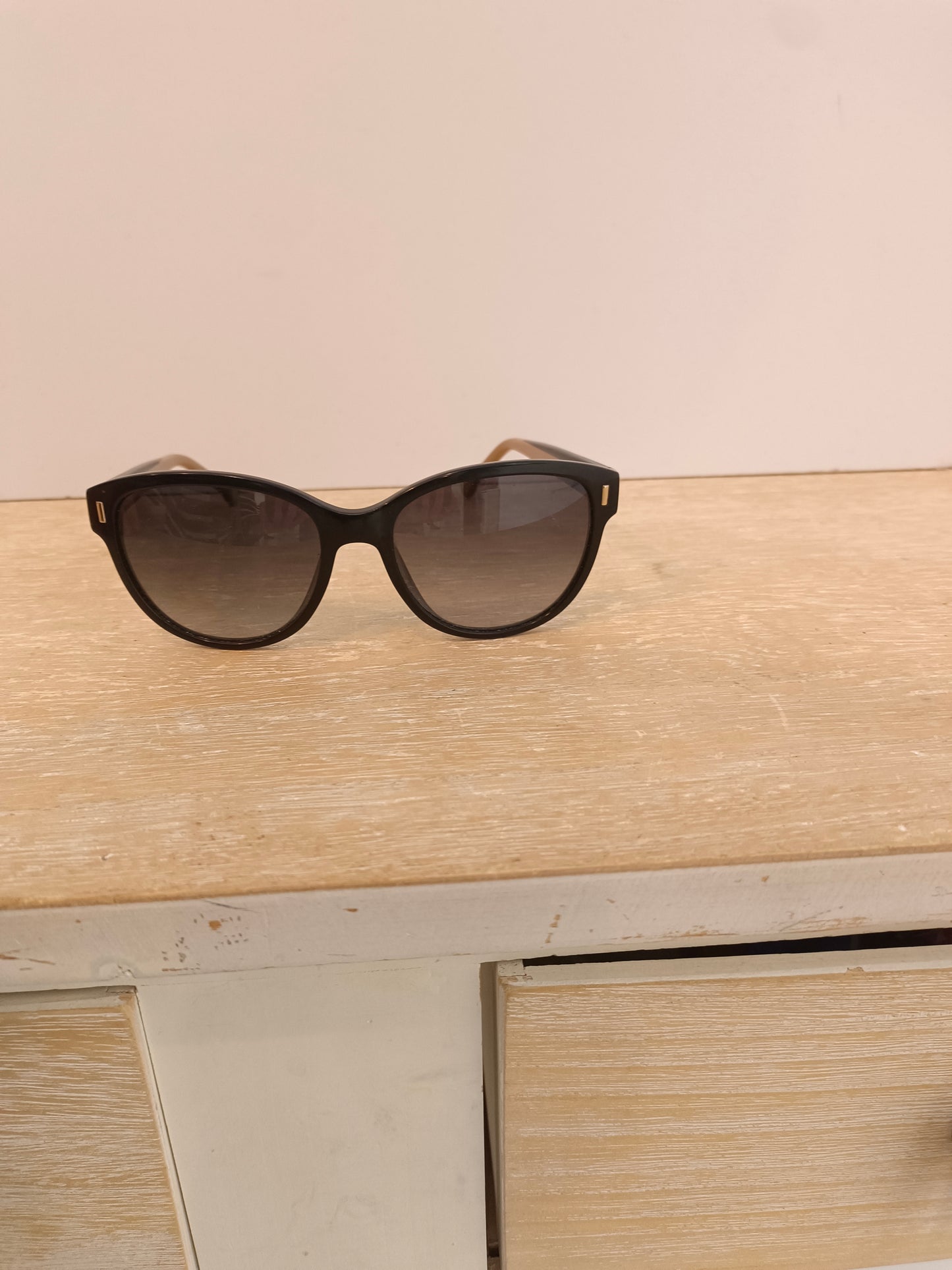 CAROLINA HERRERA. Gafas de sol detalle logo patillas