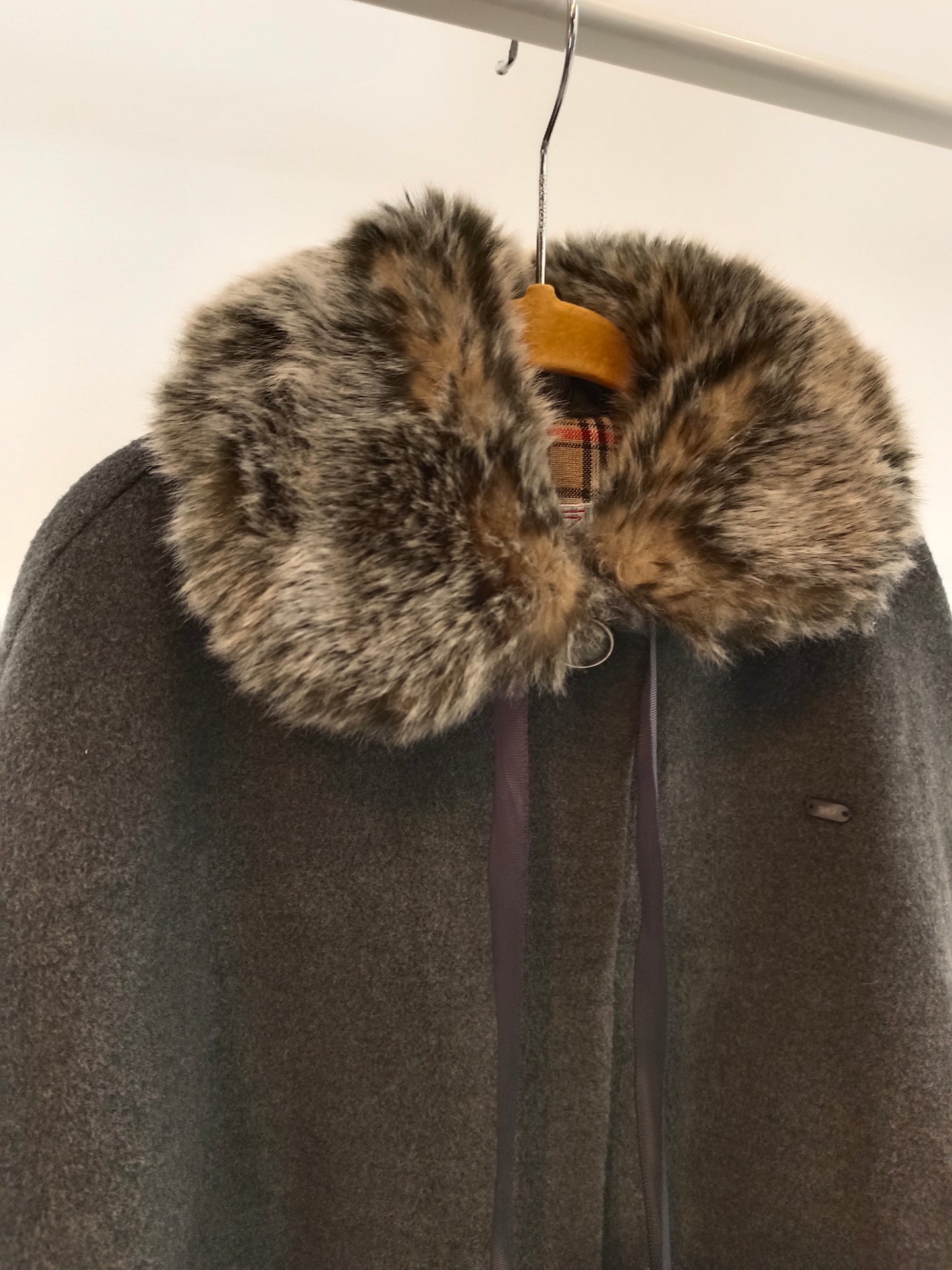 BBZ CREACIONES. Capa gris cuello pelo TU(7-8 años)