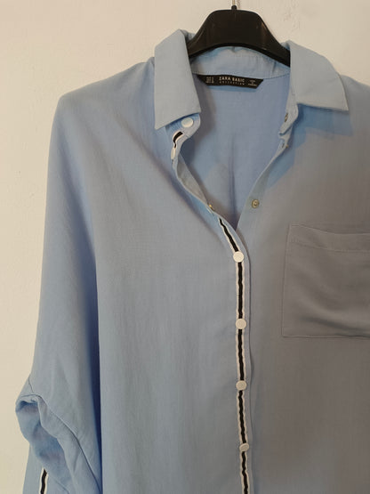 ZARA. Camisa azul detalle botones. T S