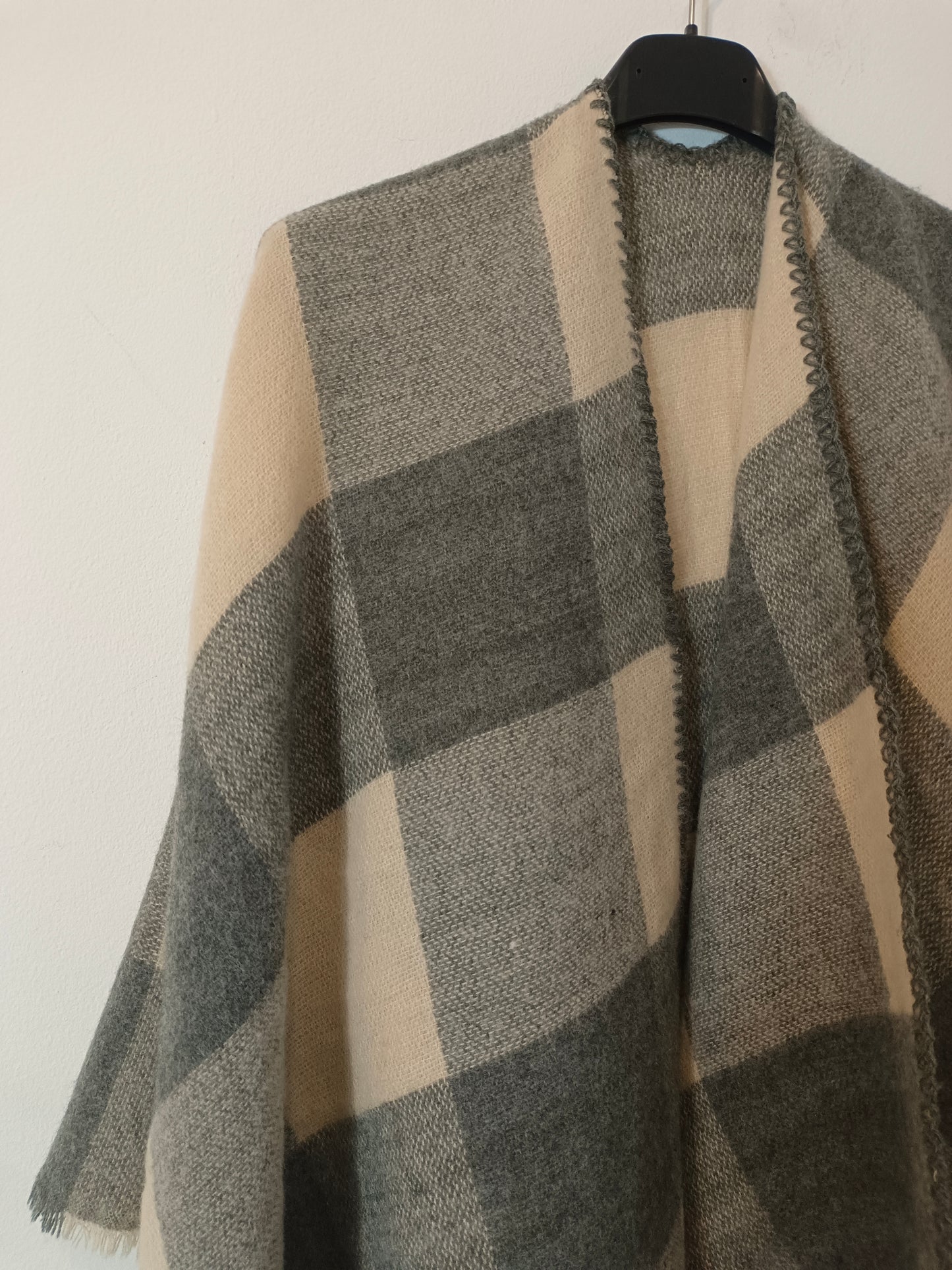 OTRA. Poncho beige y gris cuadros