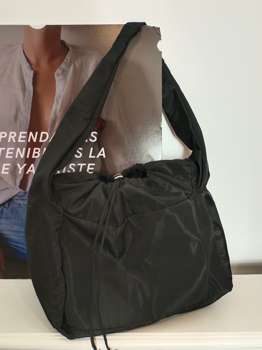 OTRAS. Bolso negro impermeable