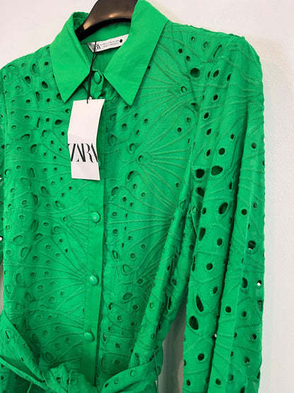 ZARA. vestido verde troquelado T.xs