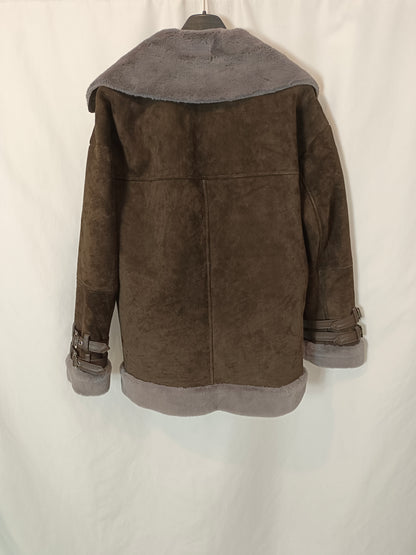 ASOS. Biker marrón piel con detalle pelo T.36