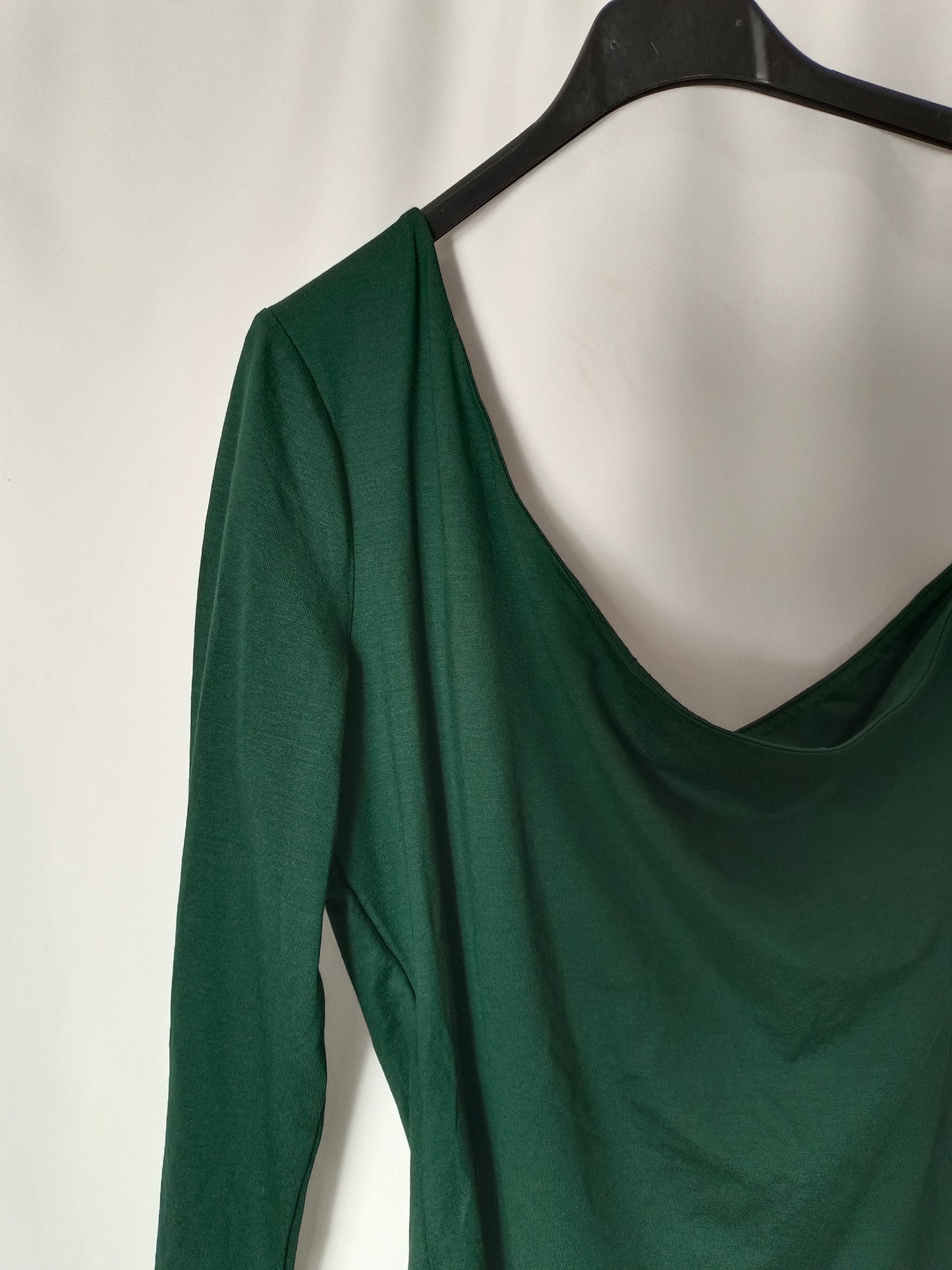 MANGO. Top verde asimétrico T.l