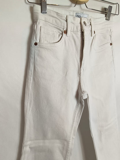 ZARA. Pantalón blanco acampanado T.34