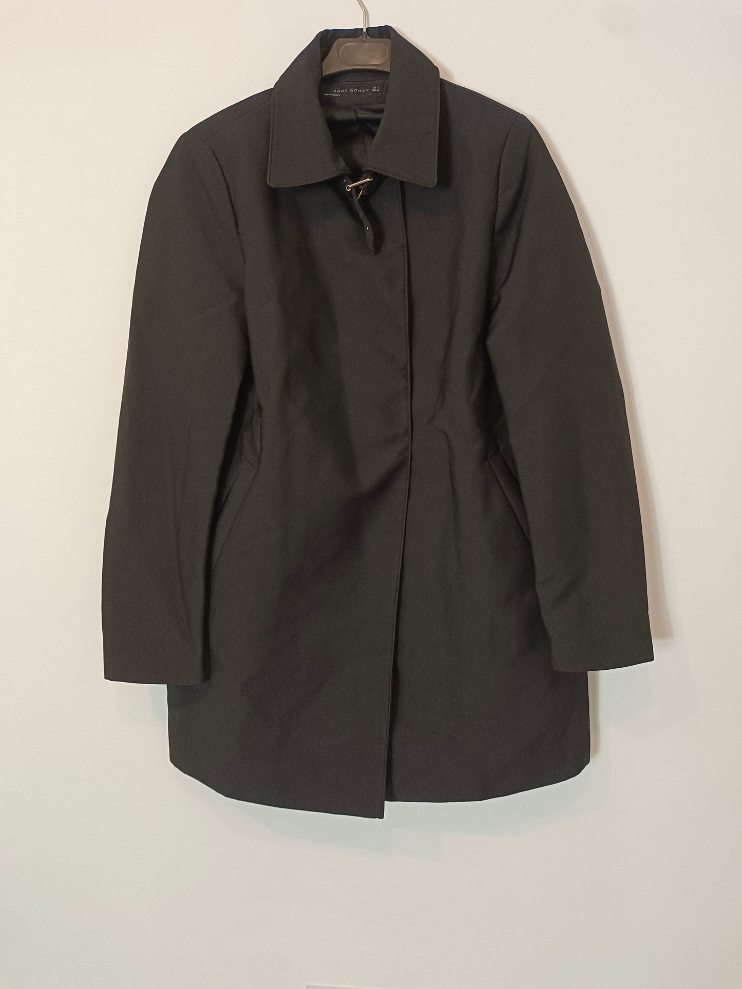 ZARA. Parka negra cruzada T.l(tara)