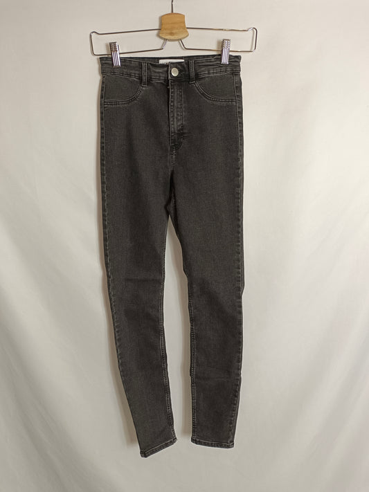ZARA. Pantalón negro entallado T.36