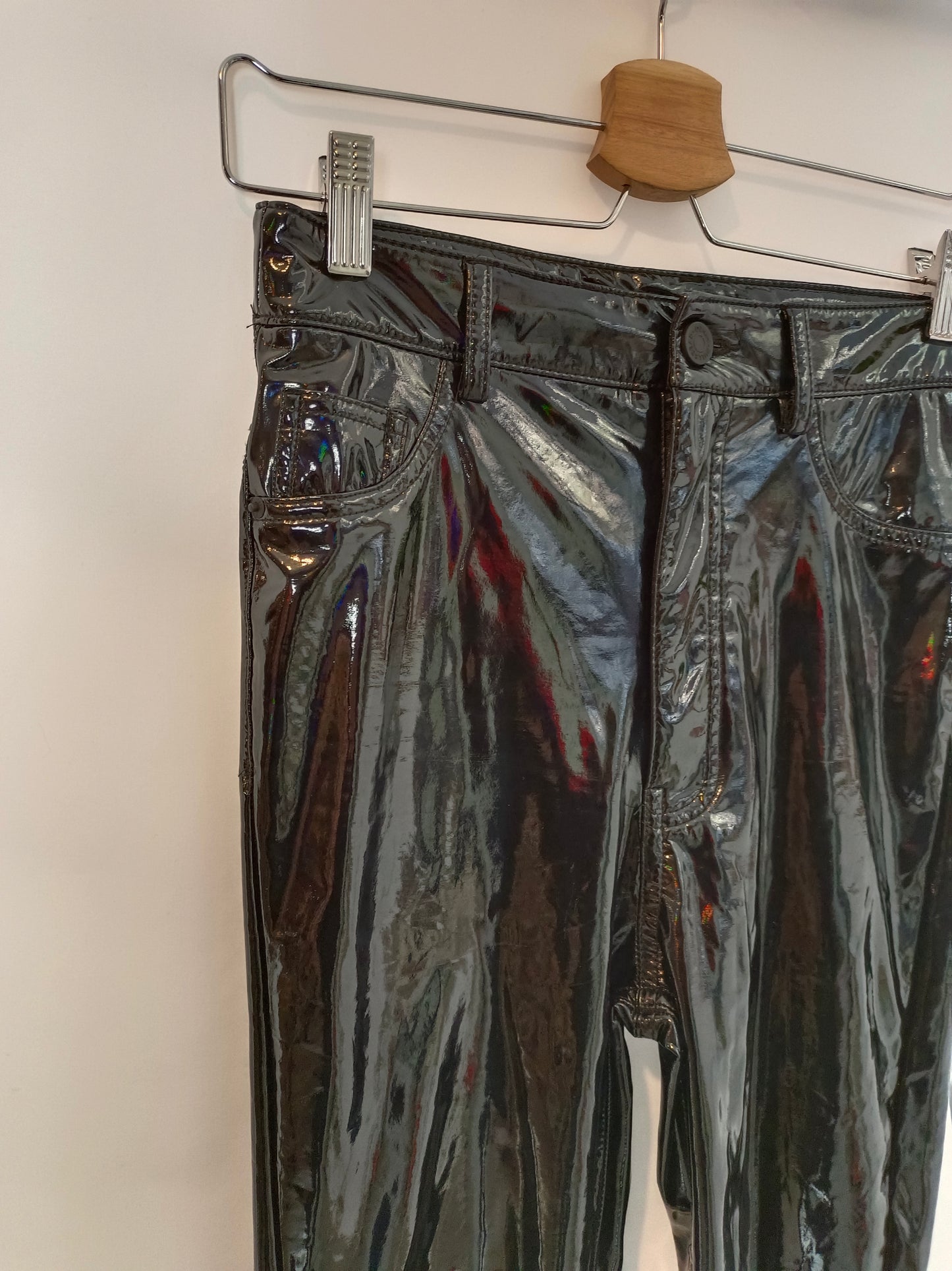 PULL&BEAR. Pantalón negro vinilo T.36