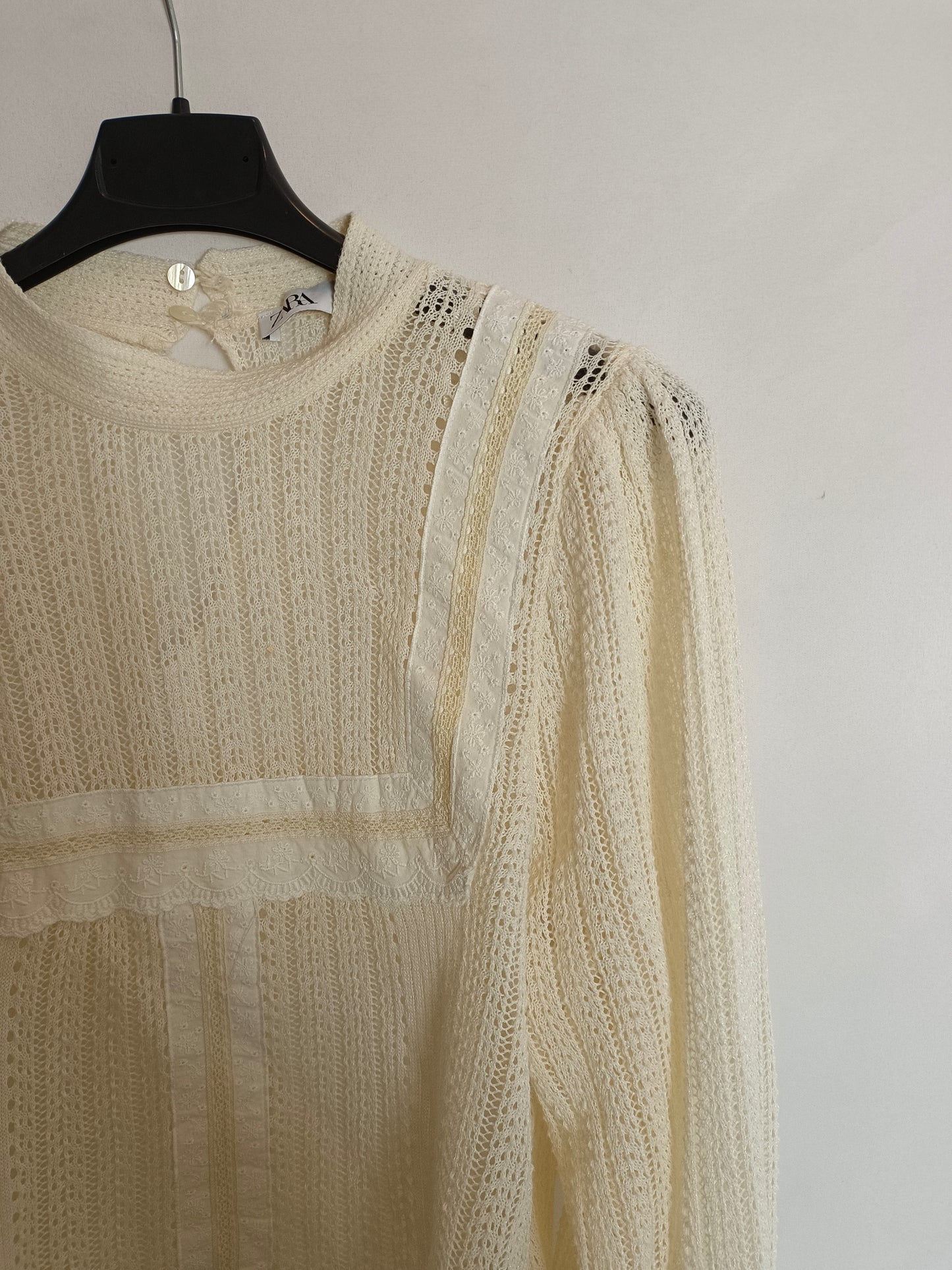 ZARA. Top beige troquelado T.s