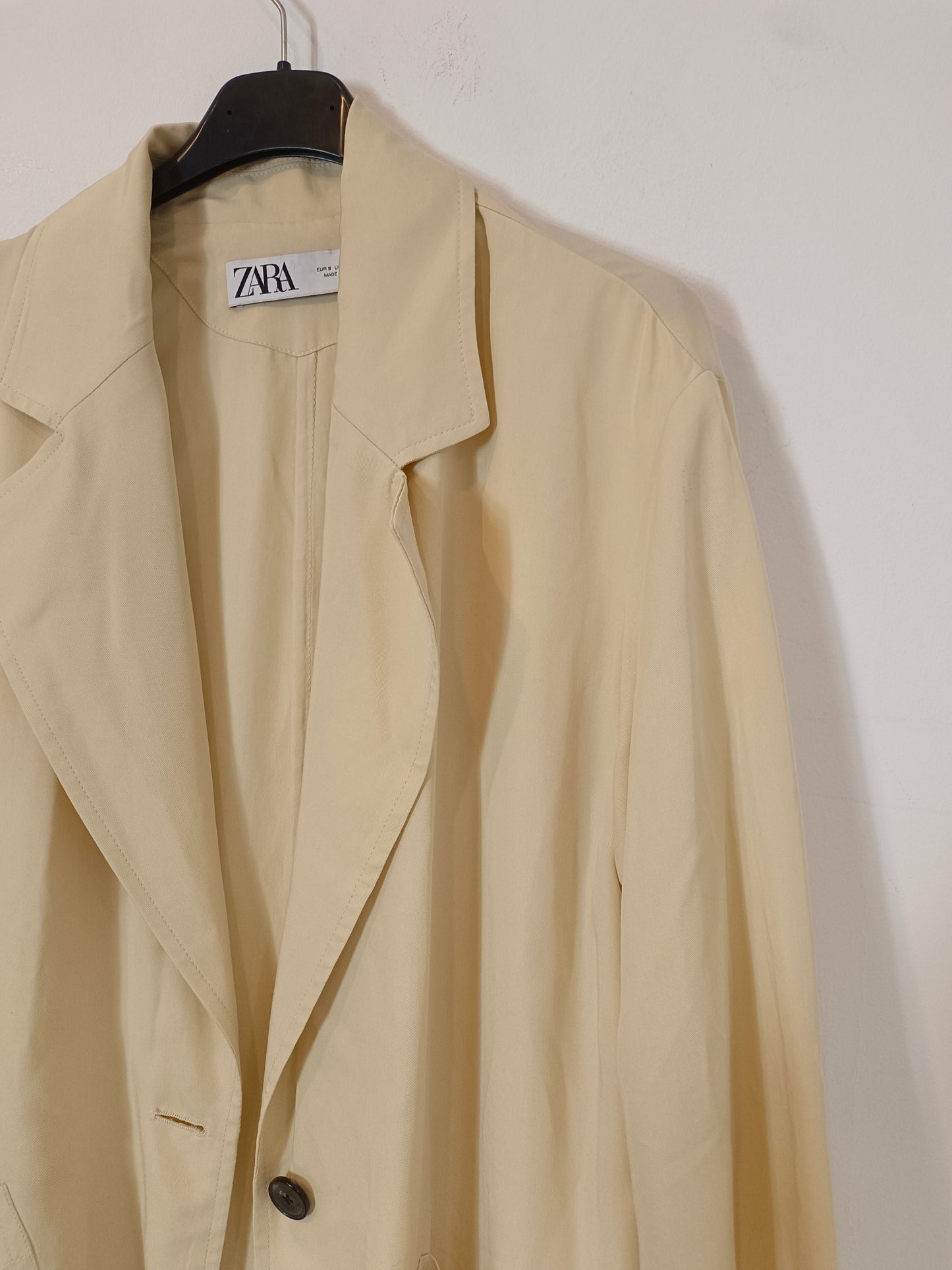 ZARA. Chaqueta fluida beige T.s