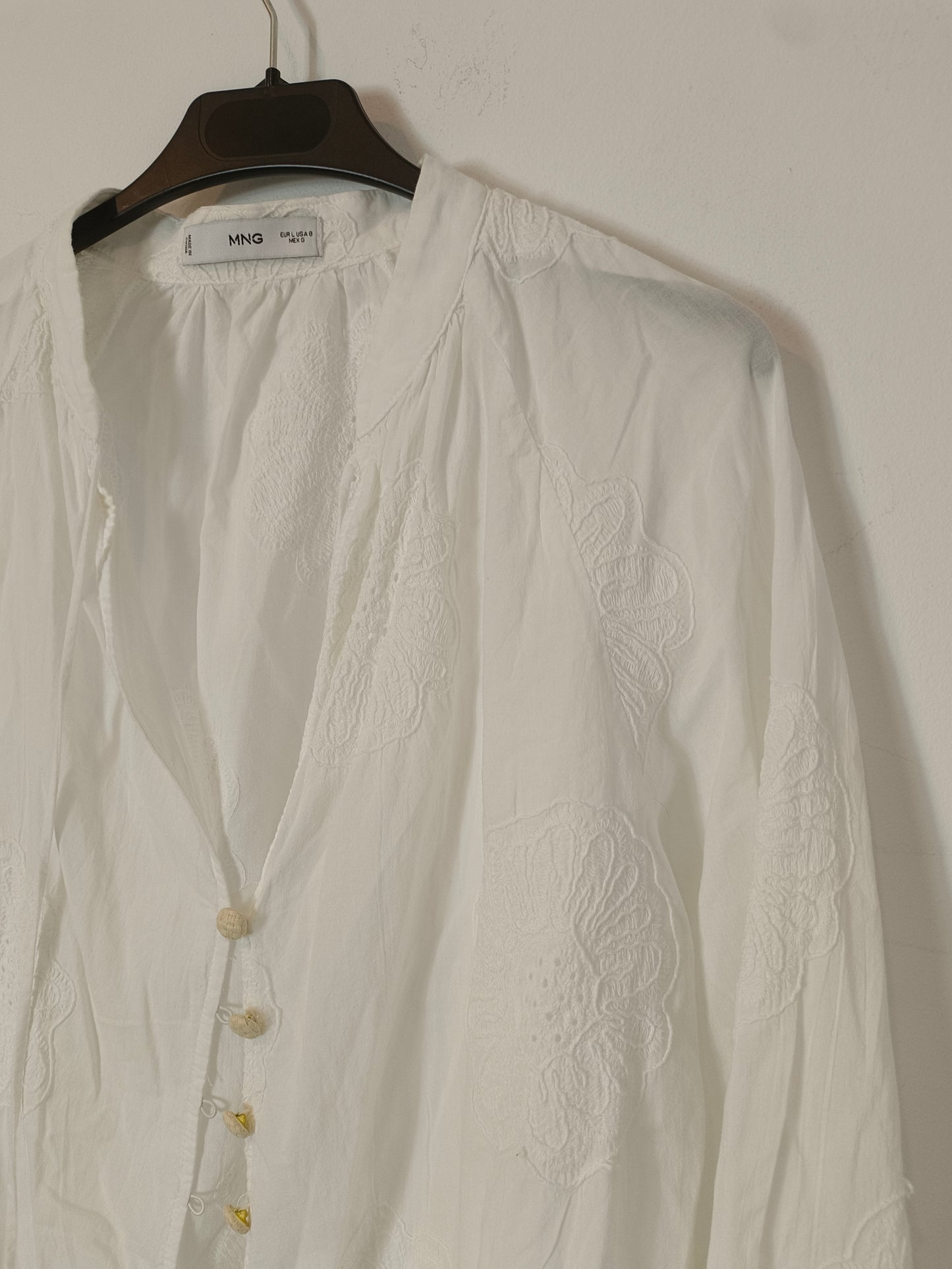 MANGO. White blouse embroidered with flowers Tl