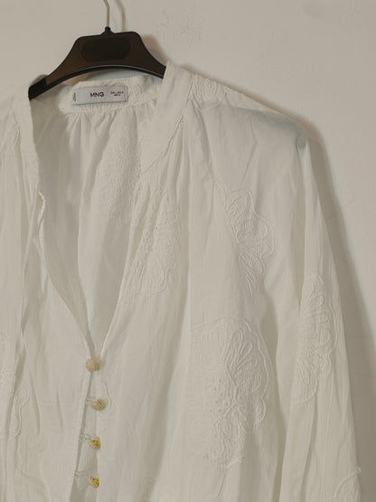 MANGO. White blouse embroidered with flowers Tl