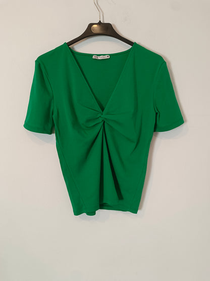 ZARA. Top verdes escote pico. T M