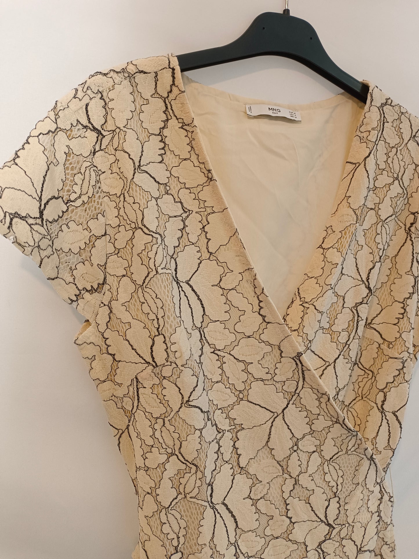 MANGO. Vestido corto beige encaje T.m