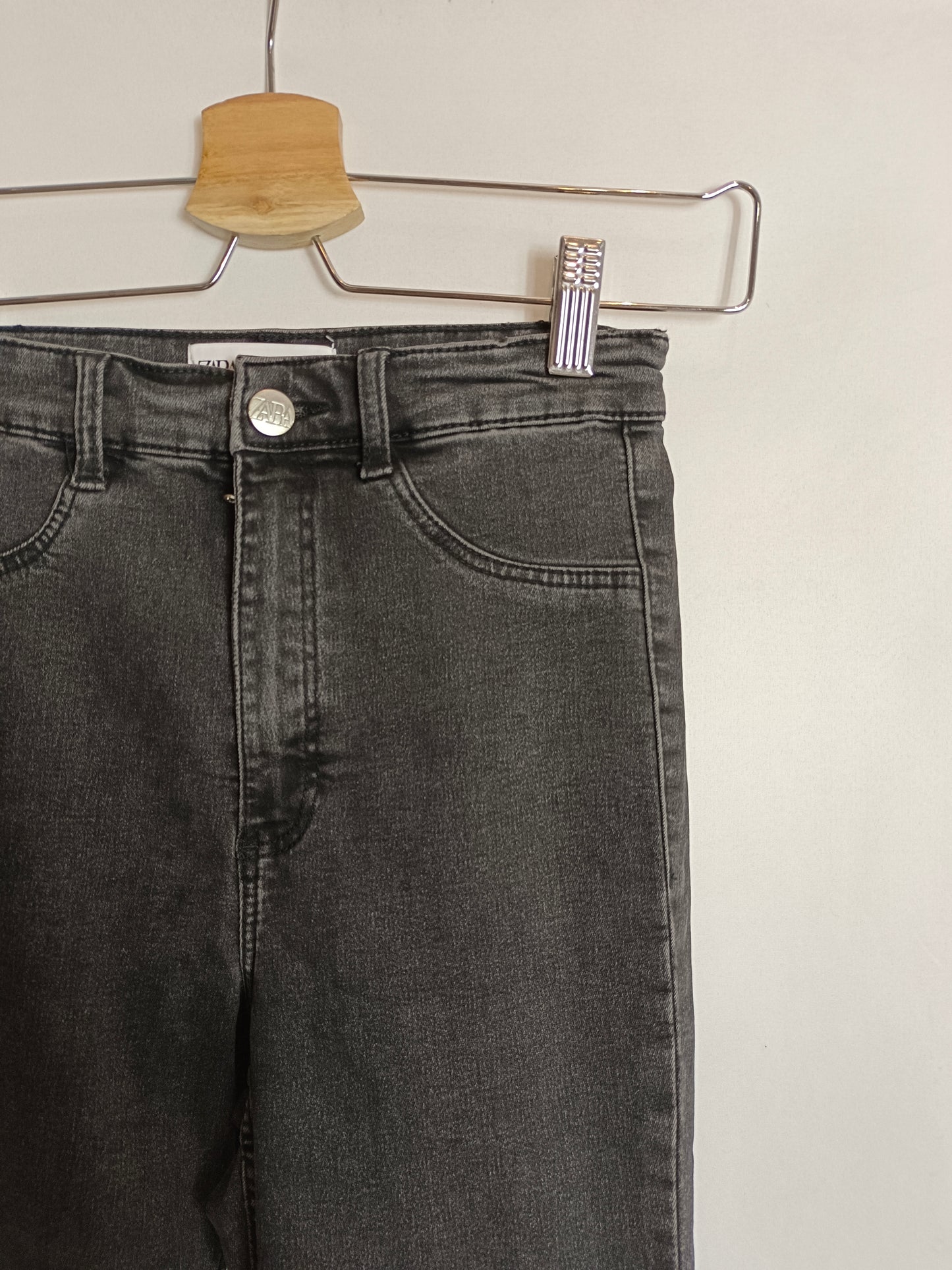 ZARA. Pantalón negro entallado T.36