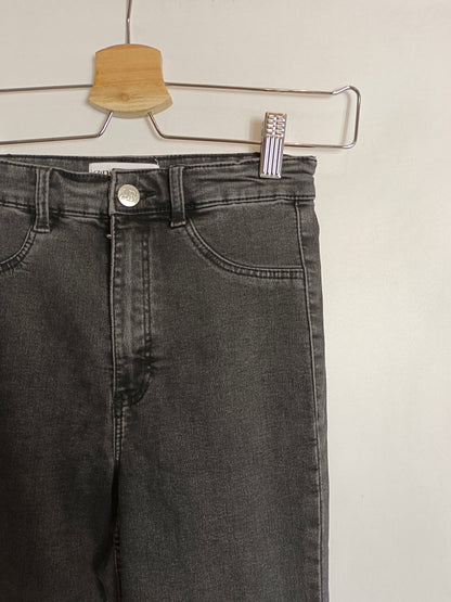 ZARA. Pantalón negro entallado T.36