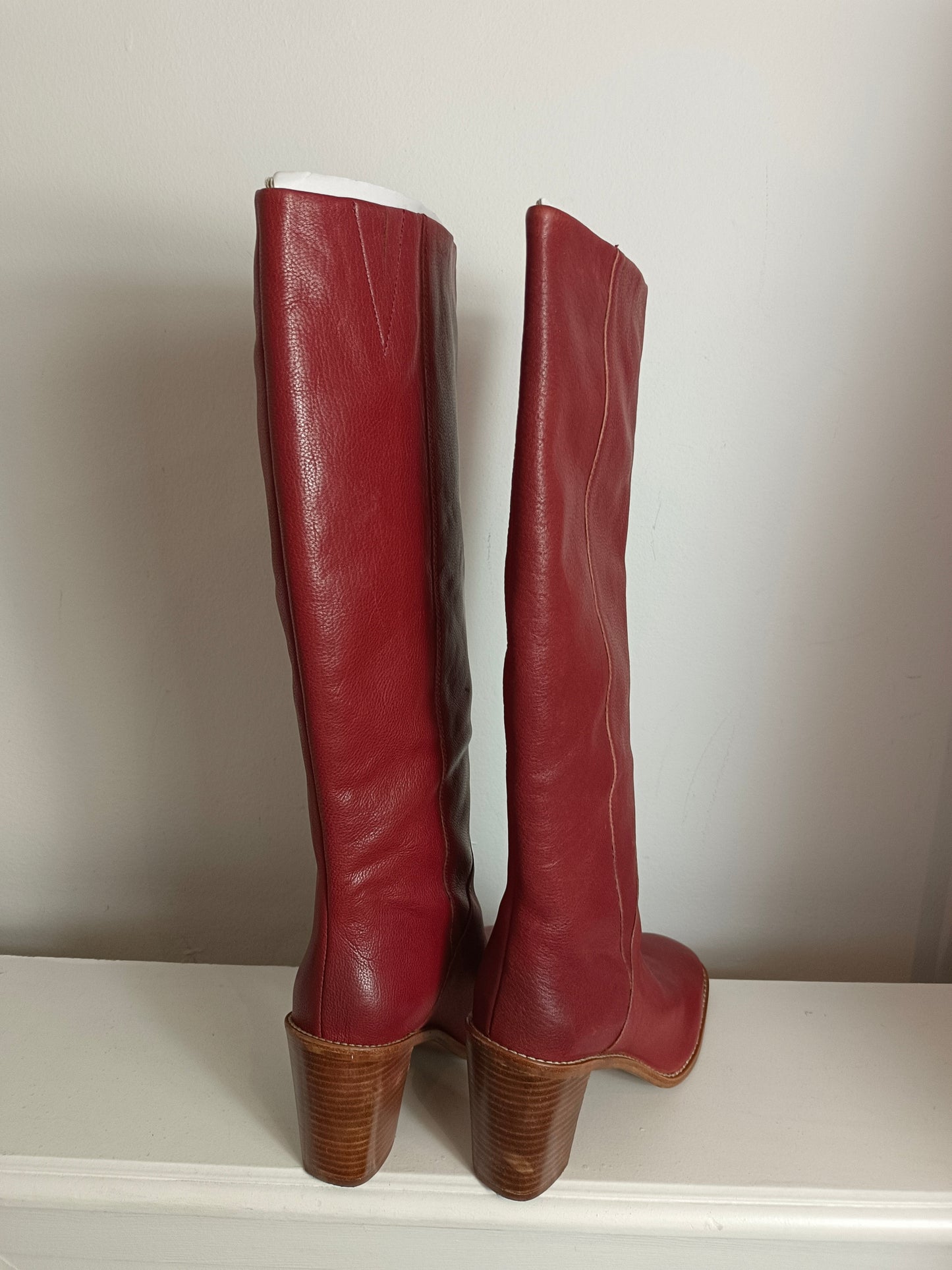 INTROPIA. Botas altas de napa burdeos T.38