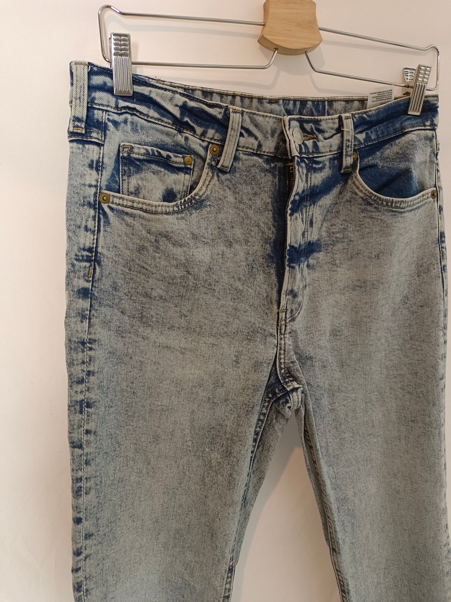 H&M. Pantalón denim efecto desteñido T.40