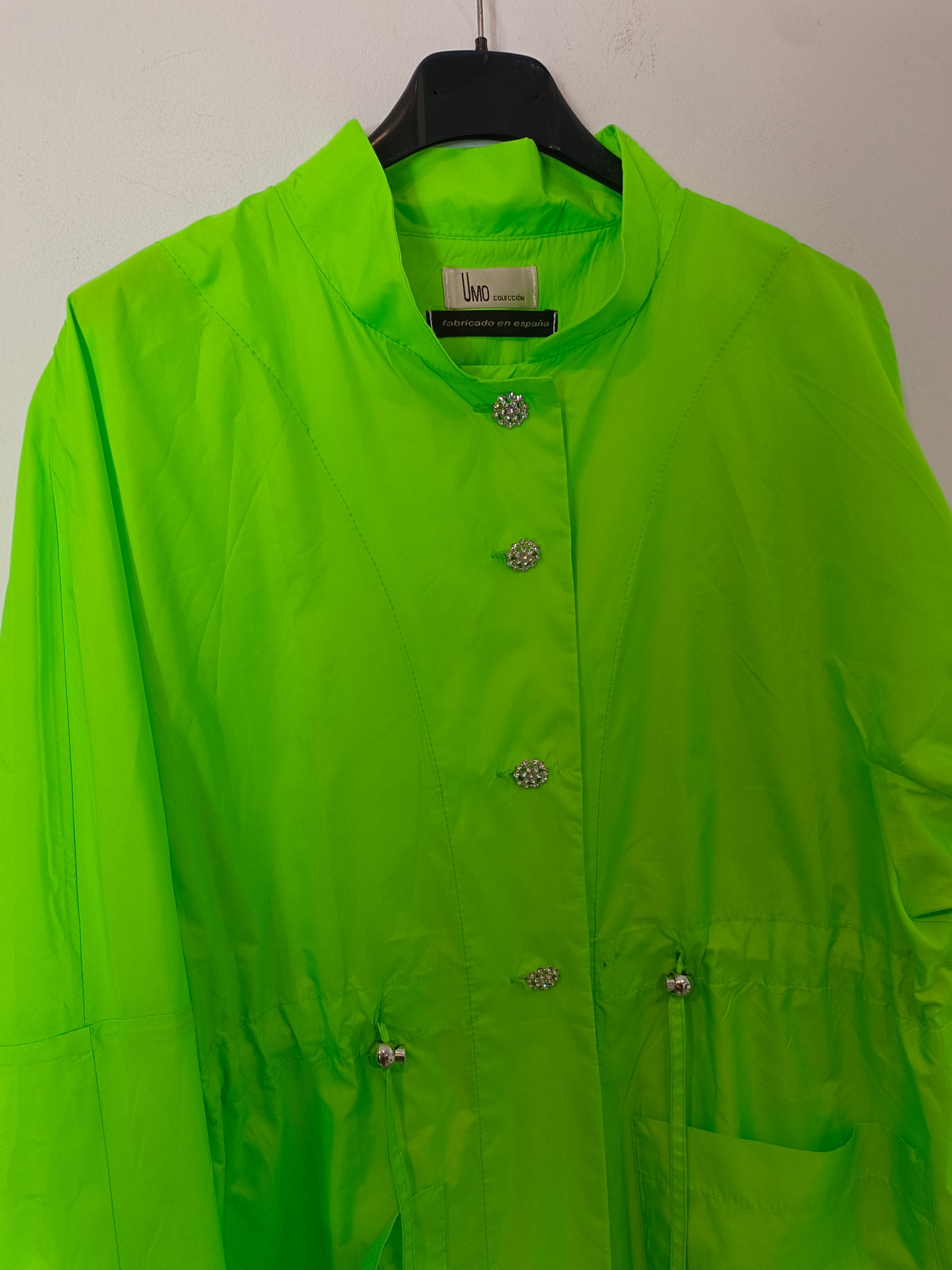 UMO COLLECTION. Green windbreaker with jewel buttons, size 40.