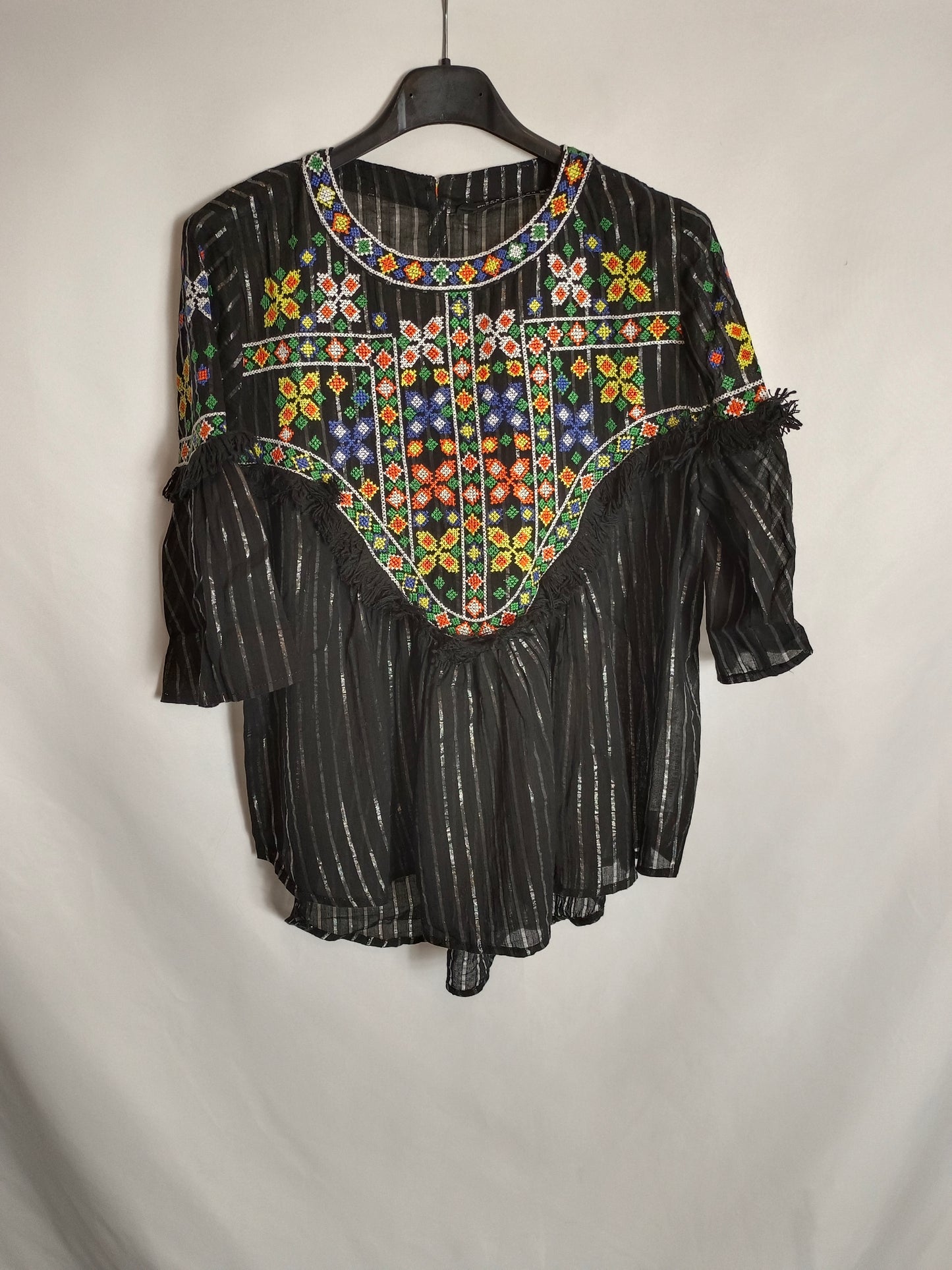 ZARA. Blusa negra bordada  T.m