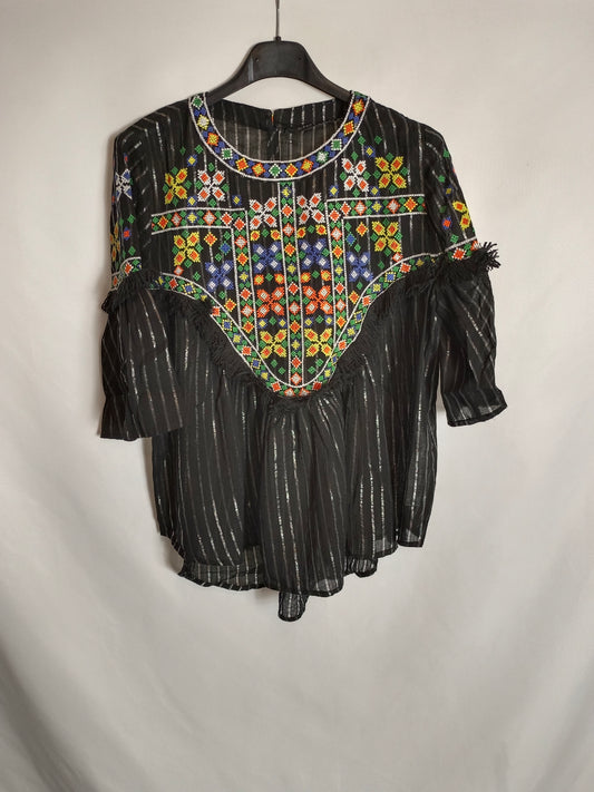 ZARA. Blusa negra bordada  T.m