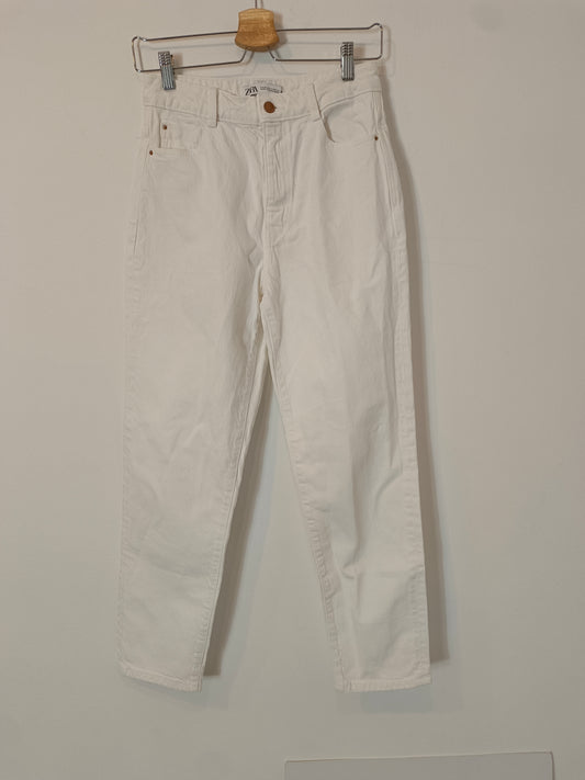 ZARA. Pantalón blanco denim T.36