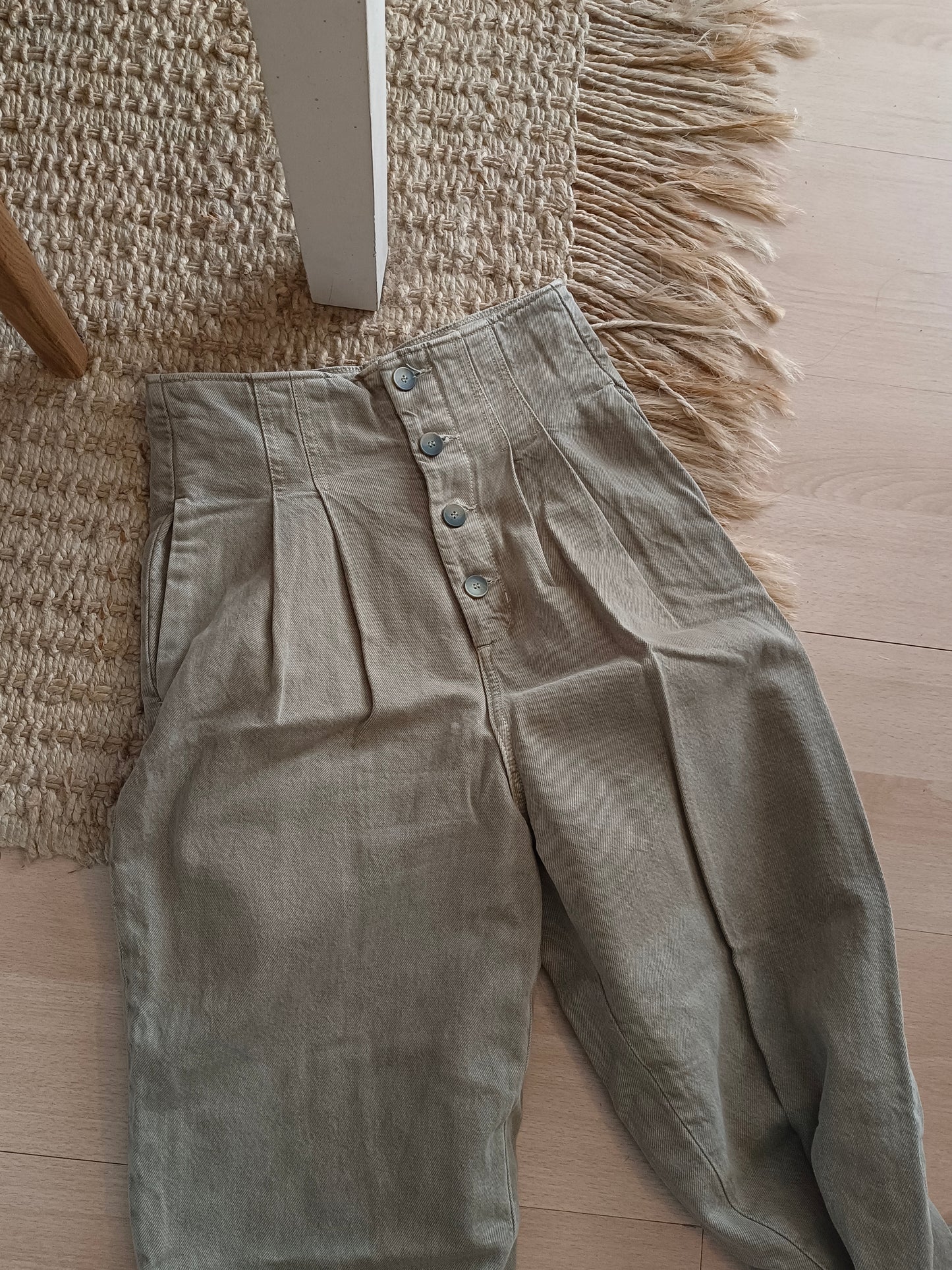 MASSIMO DUTTI. Pantalón verde pinzas T.34