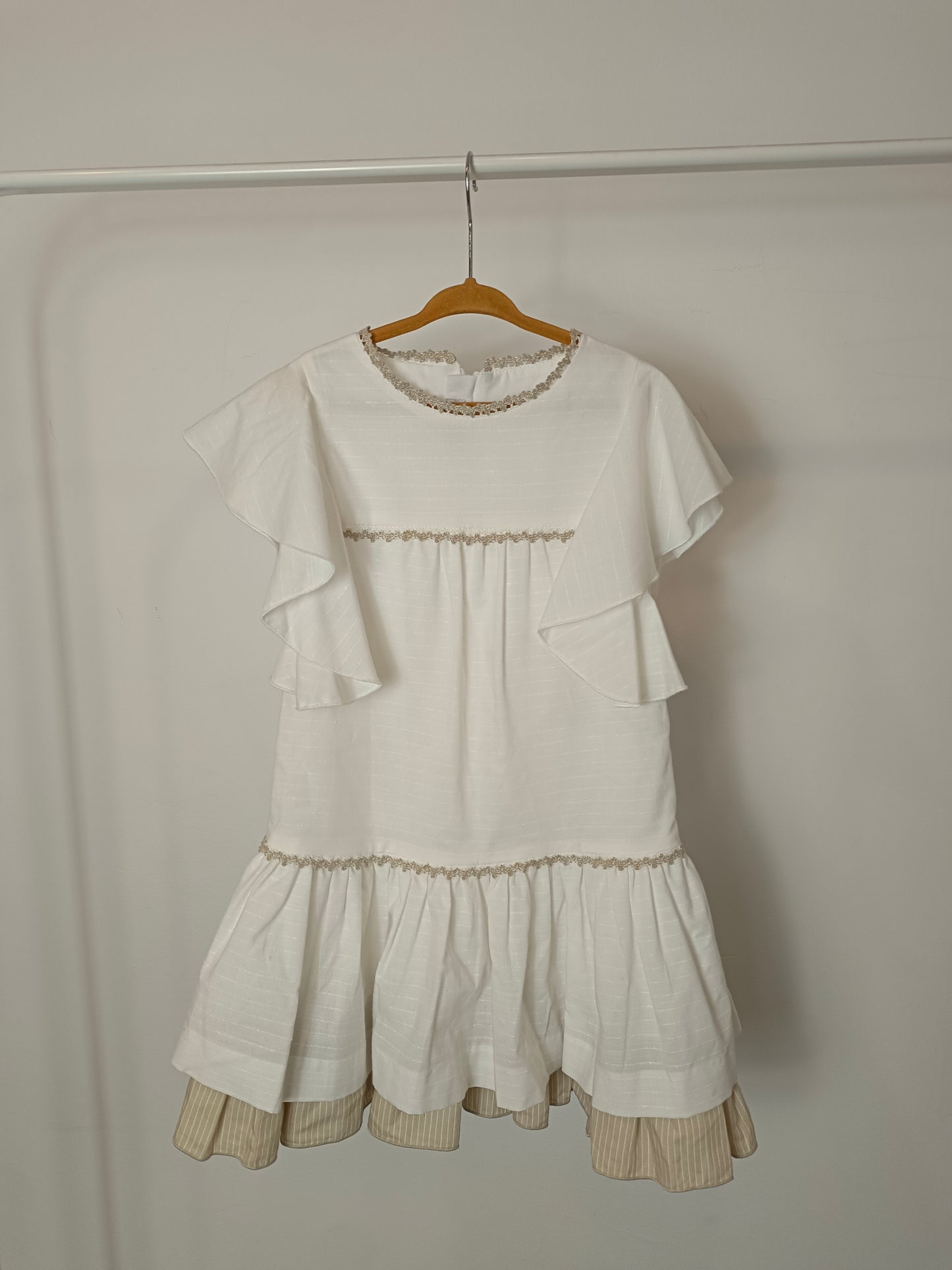MIRANDA ES COSA DEN NIÑOS. Vestido  blanco detalle beige T.8 años
