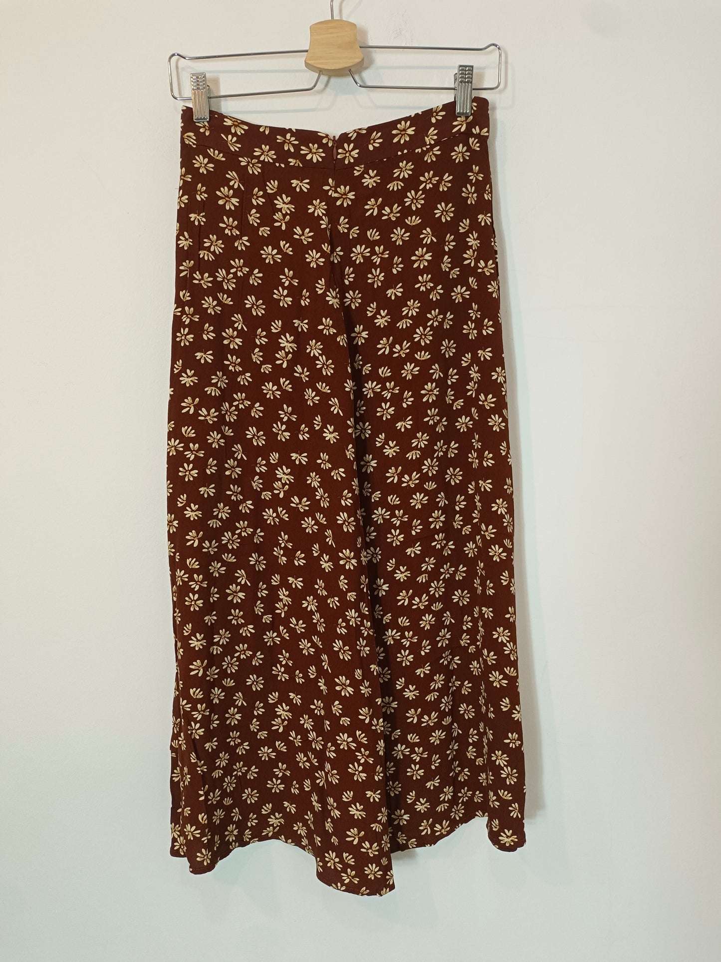 MANGO. Falda midi marrón flores T.s