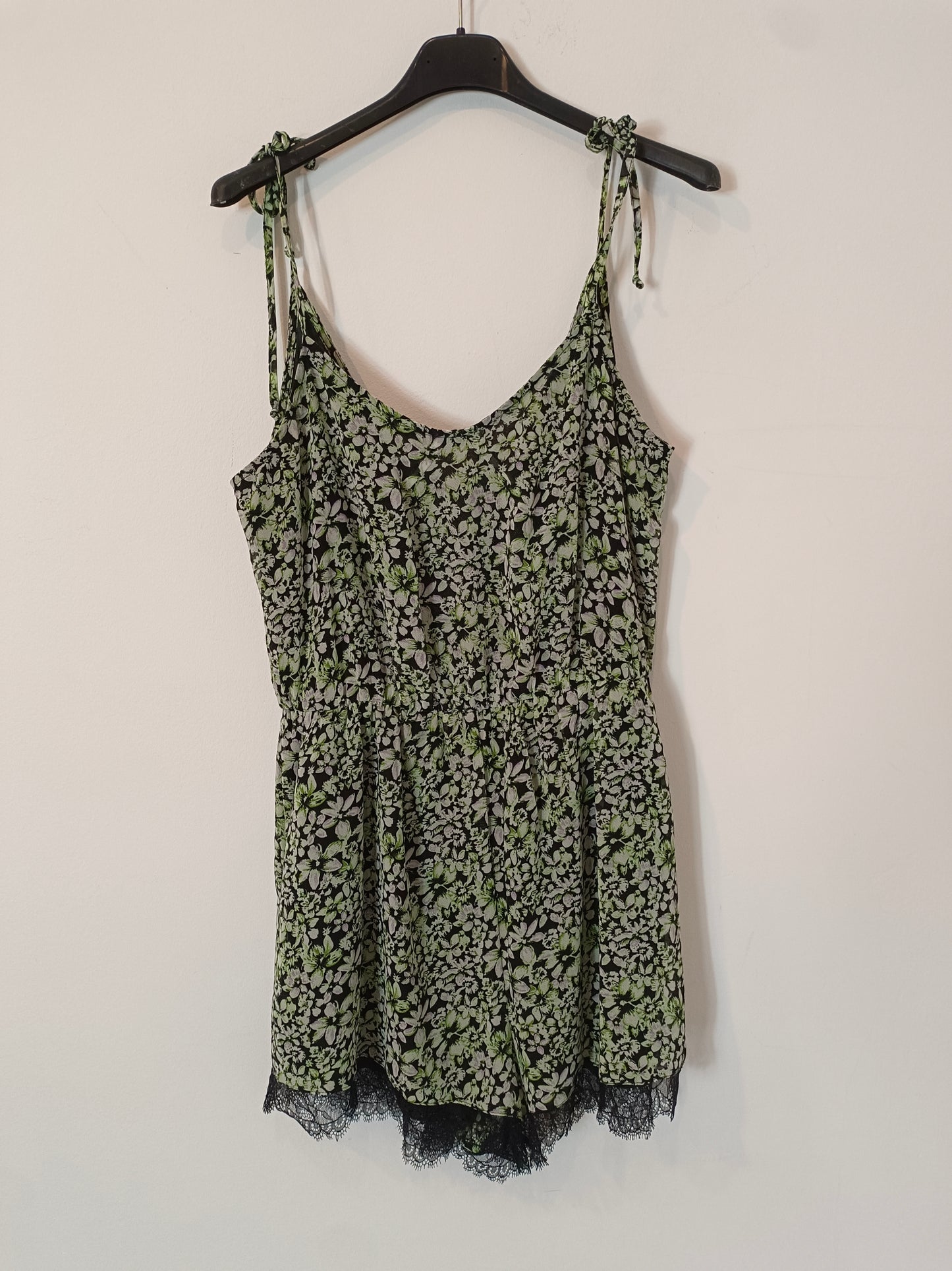 BCBG. Mono corto negro flores T.m