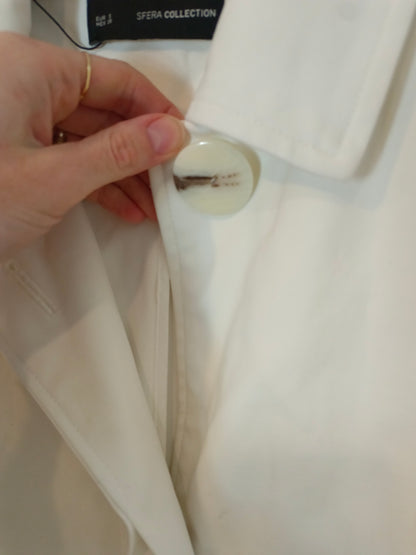 SFERA. Gabardina blanca con cinturón T.s