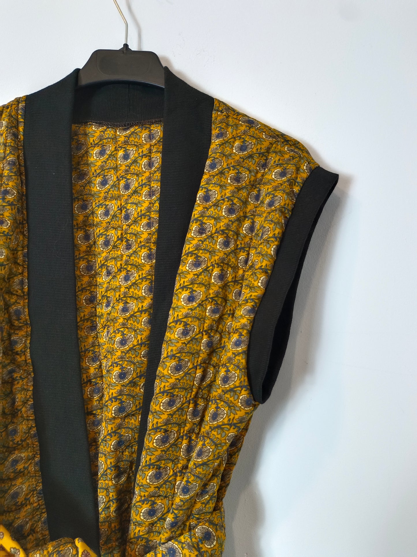 OTHERS. Mustard flower vest Tu(M)