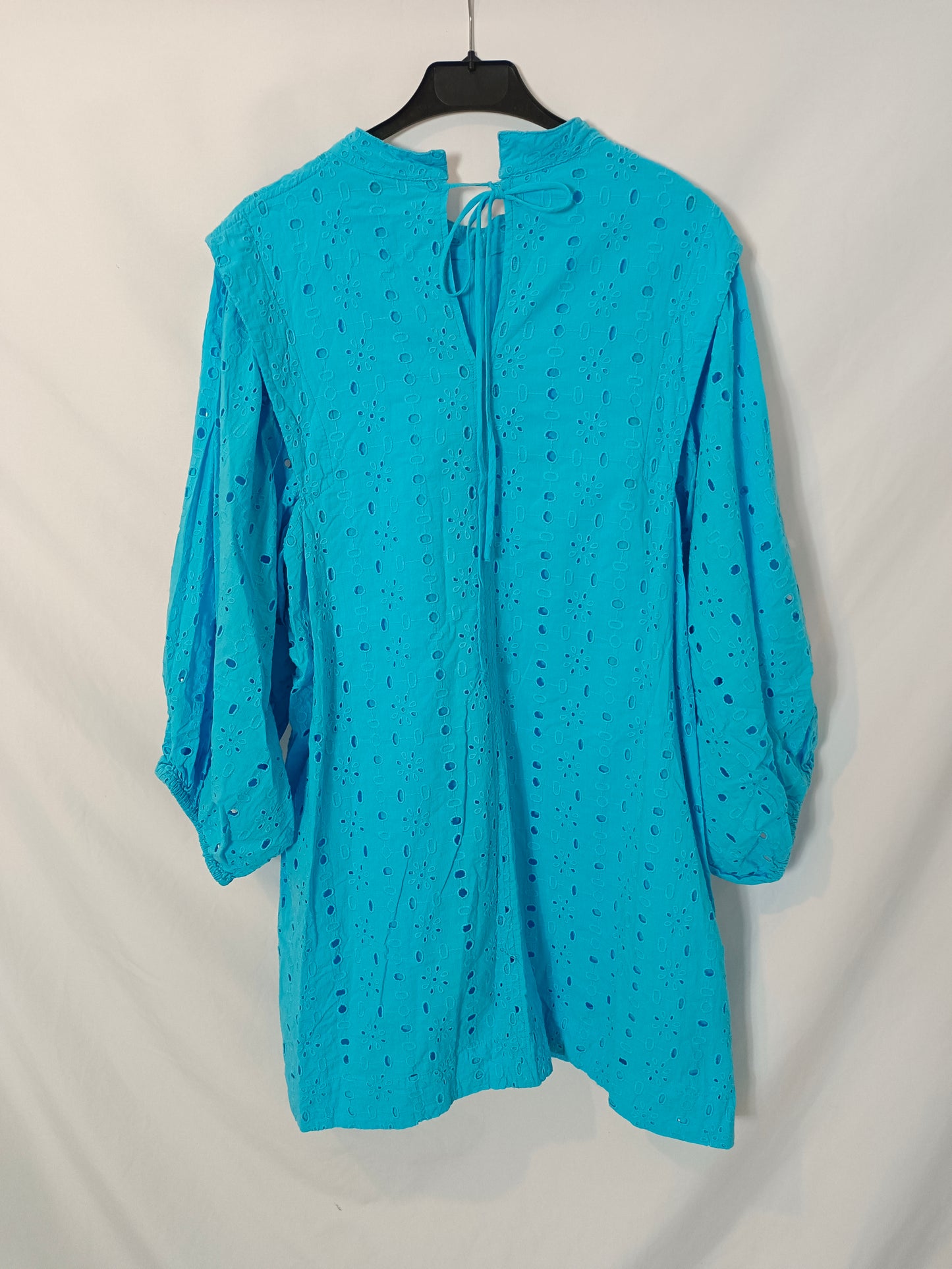 ASOS. Vestido corto azul troquelado T.46