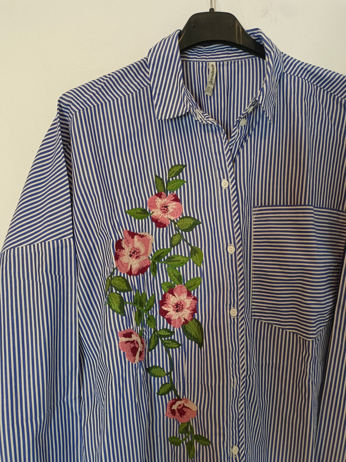 STRADIVARIUS. Camisa rayas flores bordadas T.s