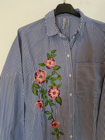 STRADIVARIUS. Camisa rayas flores bordadas T.s