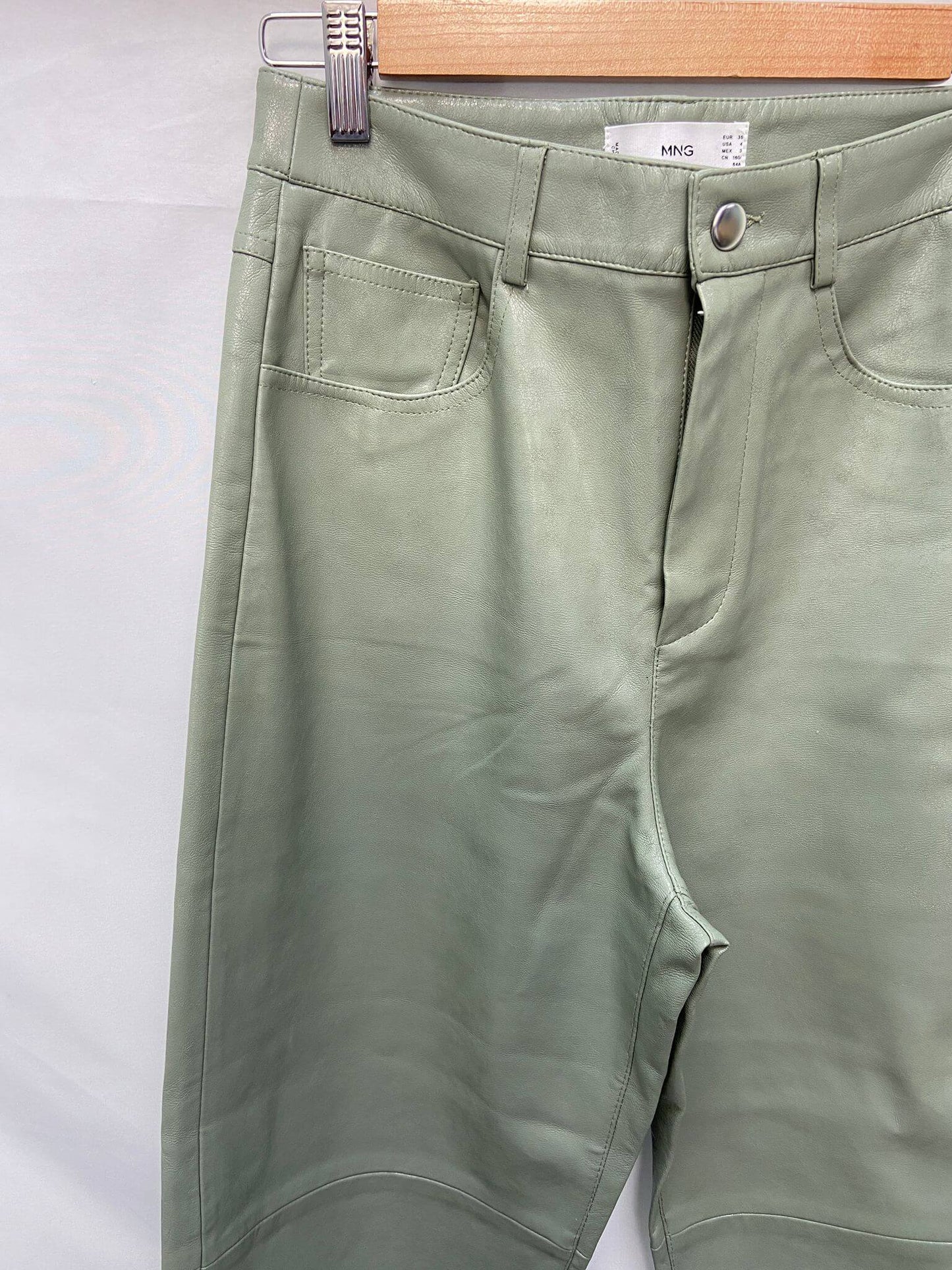 MANGO.Pantalones piel verdes pastel T.36