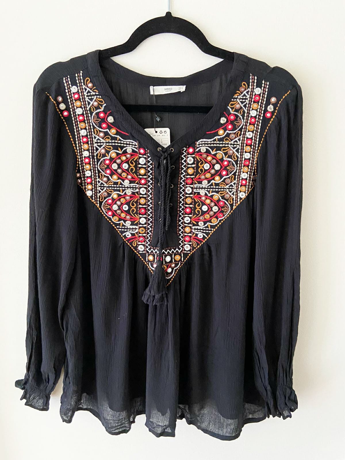 MANGO. Blusa negra bordada T.M