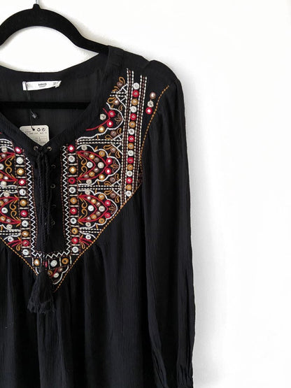 MANGO. Blusa negra bordada T.M