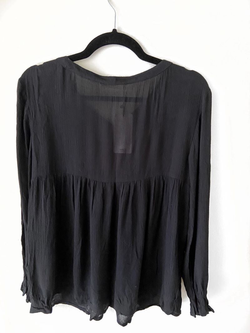 MANGO. Blusa negra bordada T.M