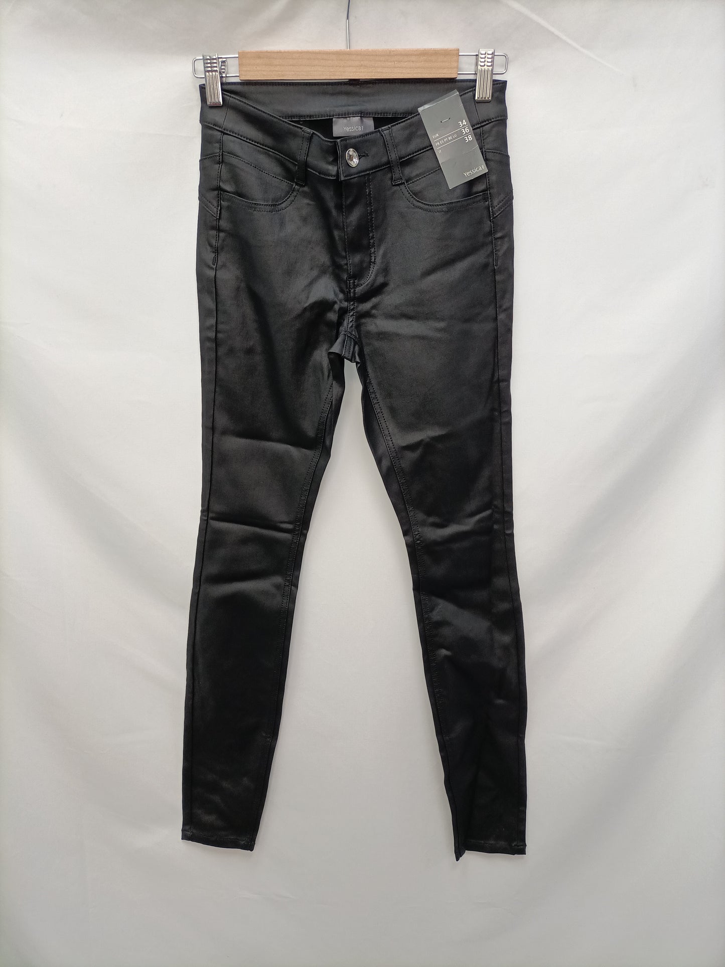 C&A. Pantalon negro encerado T.34