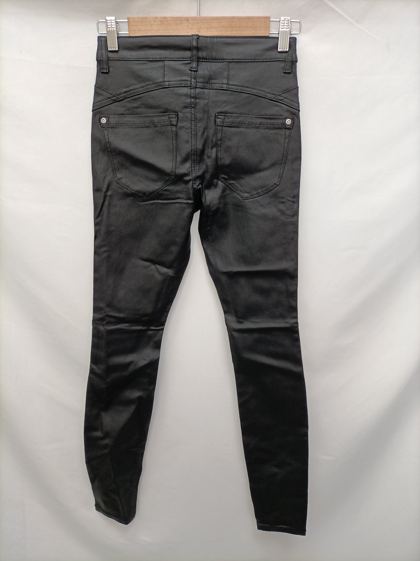 C&A. Pantalon negro encerado T.34