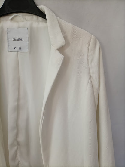 PULL& BEAR. Blazer blanca tejido T.s