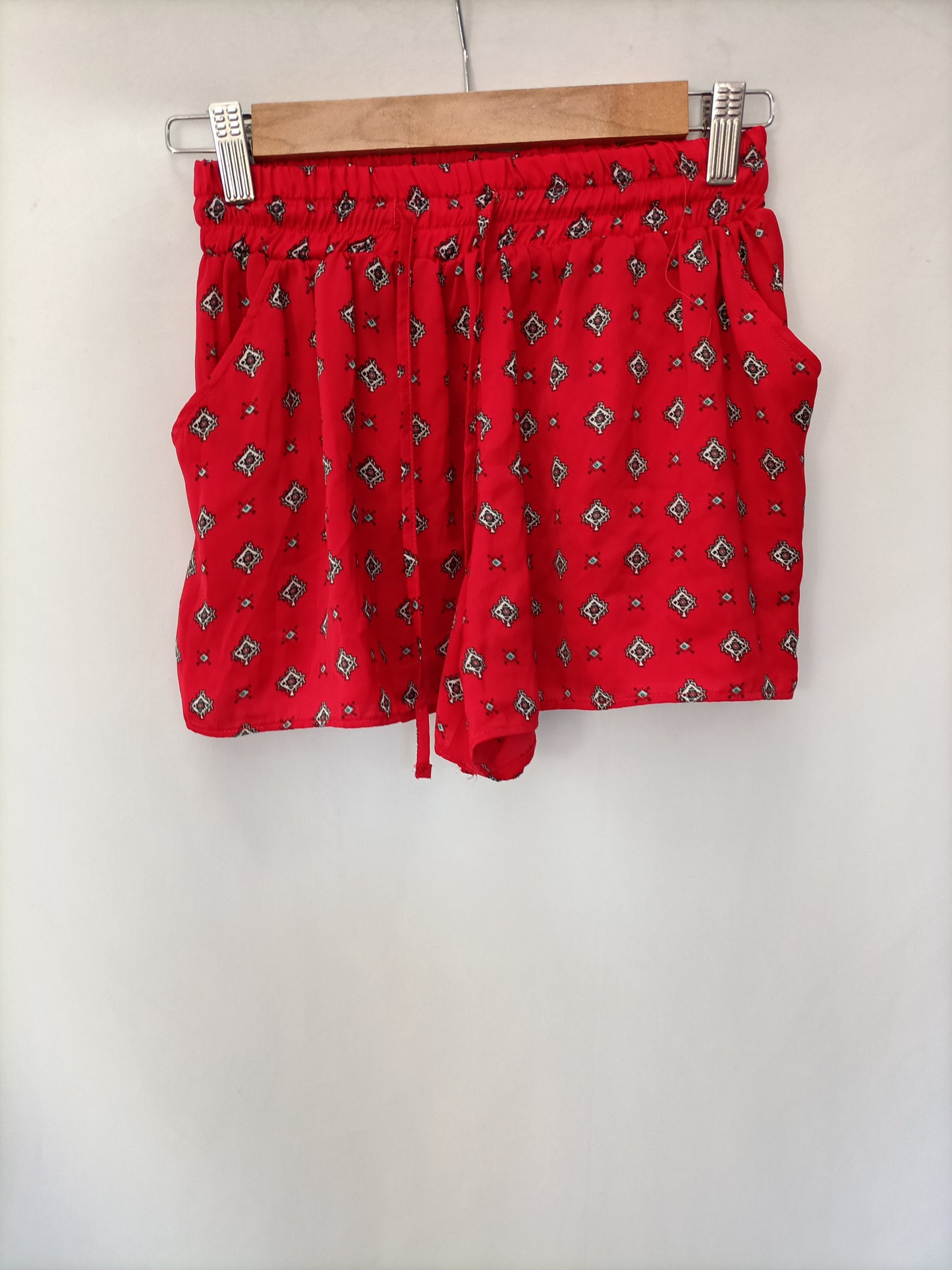 BERSHKA. Shorts rojo estampado  T.s