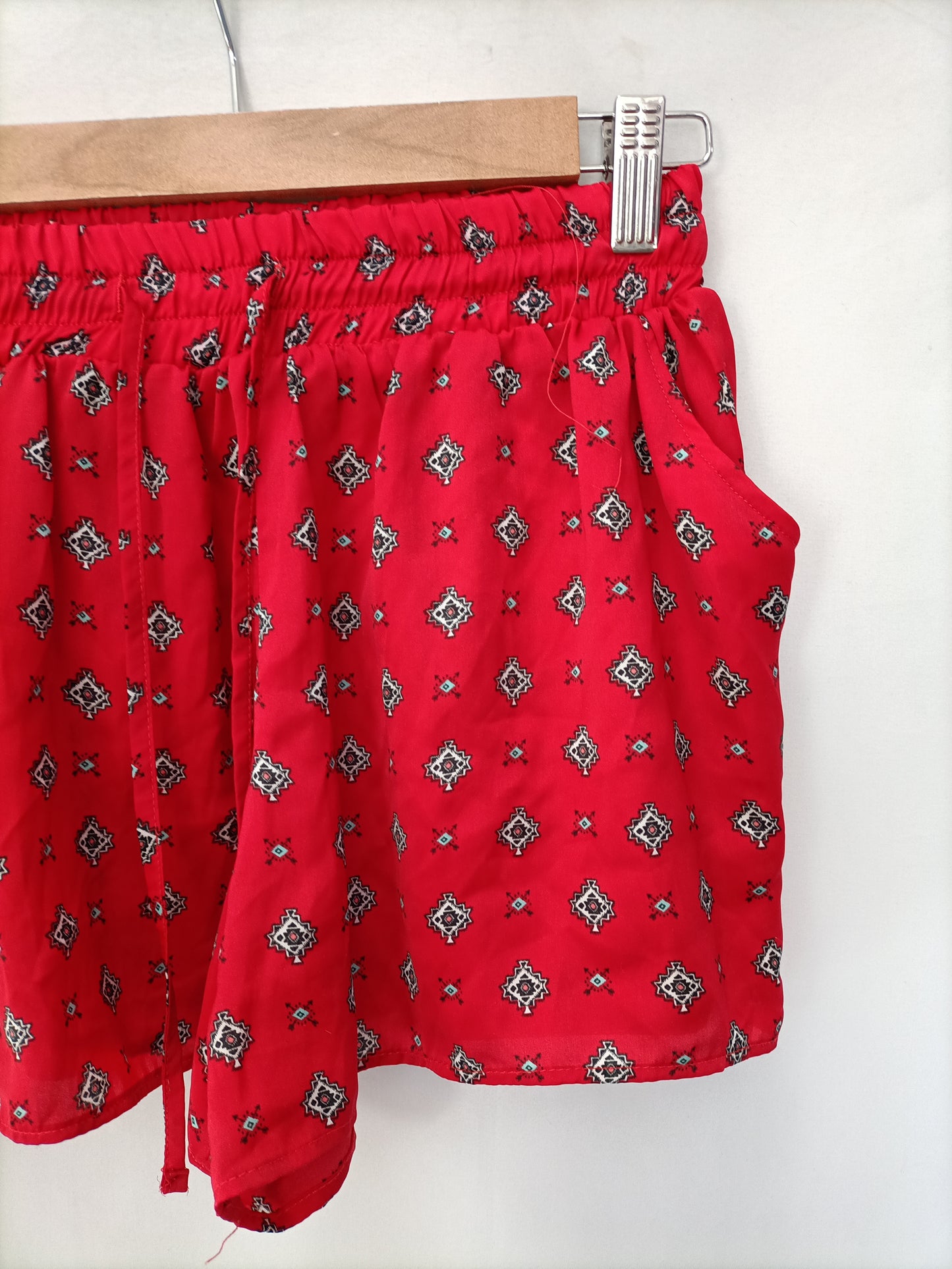 BERSHKA. Shorts rojo estampado  T.s