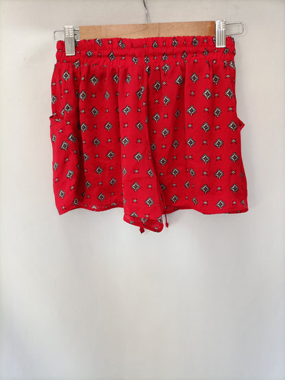 BERSHKA. Shorts rojo estampado  T.s