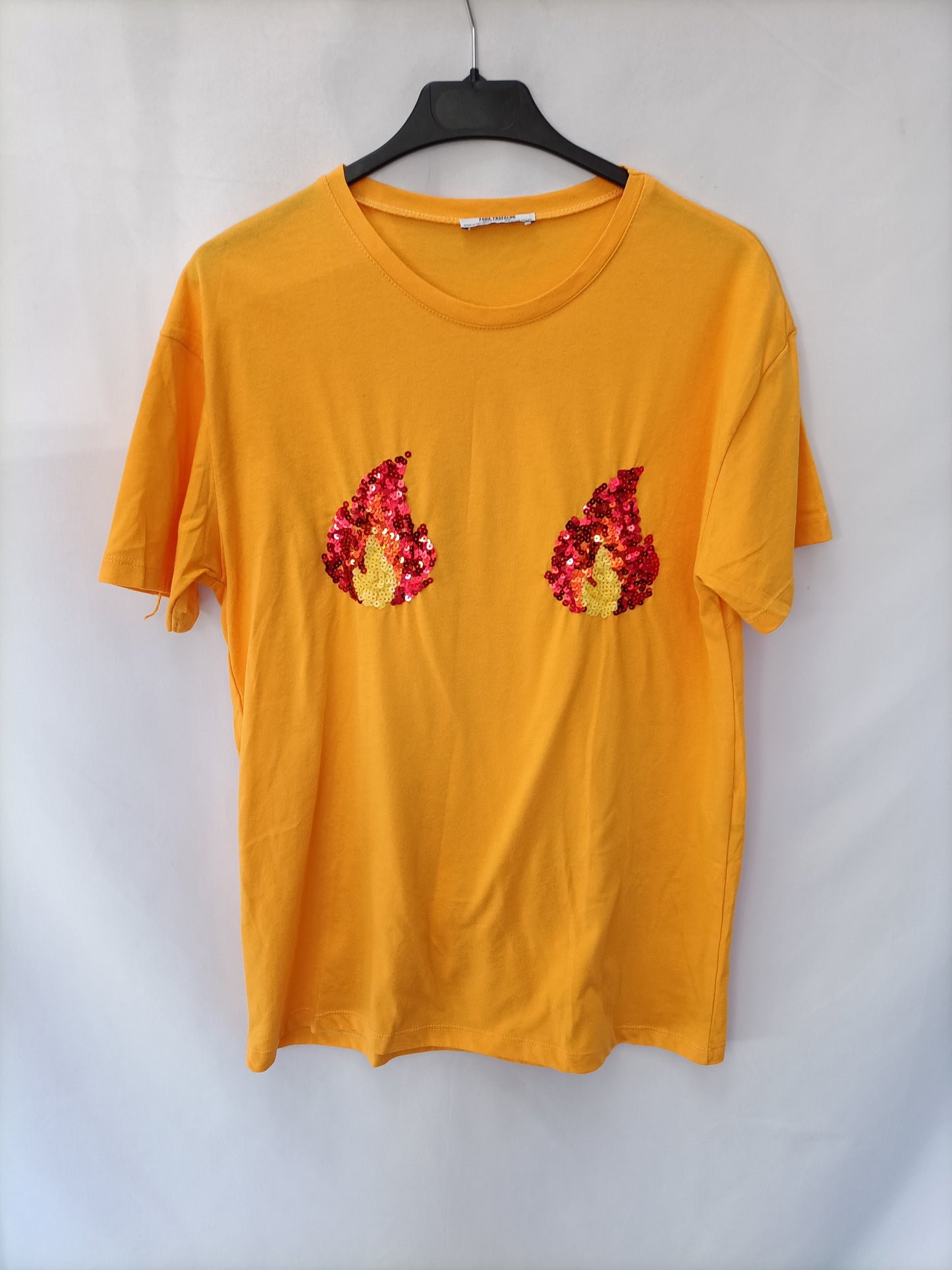 ZARA. Camiseta mostaza llamas T.s