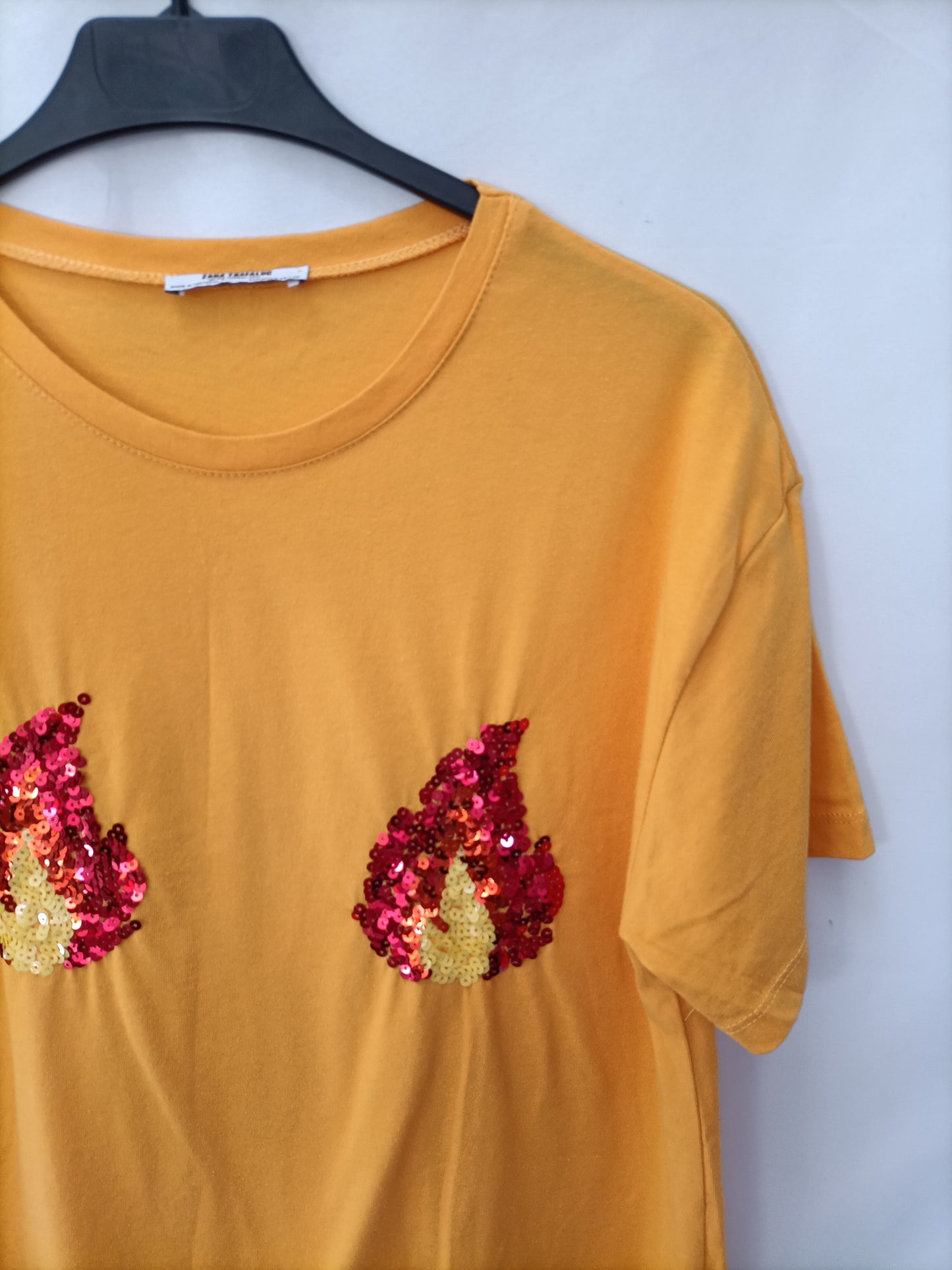 ZARA. Camiseta mostaza llamas T.s